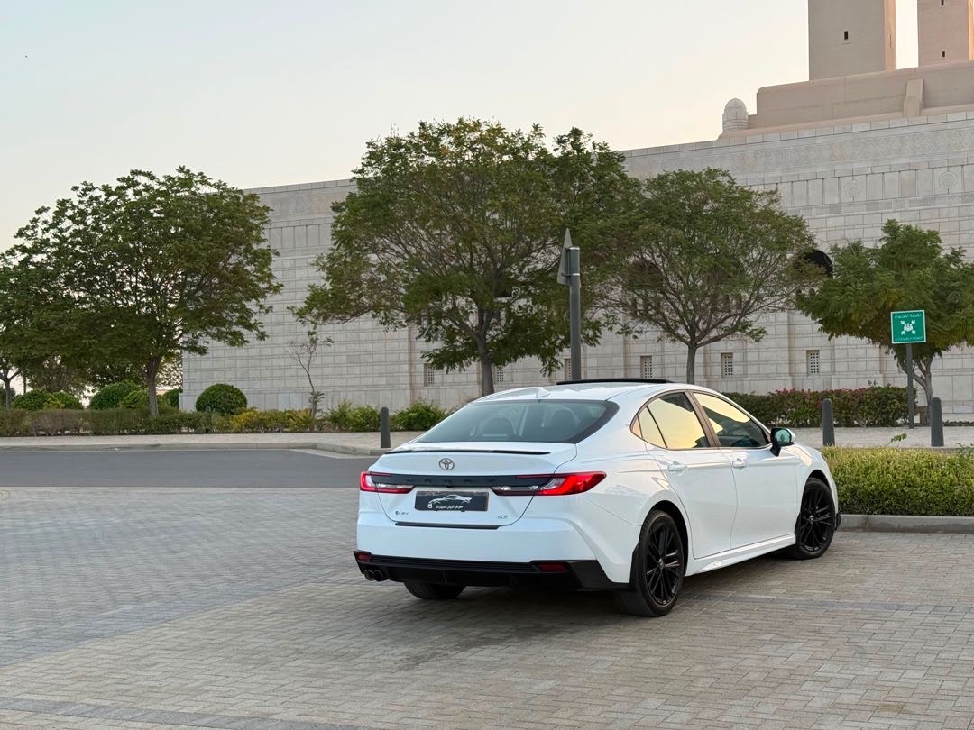 2025 Toyota Camry SE thumbnail 3