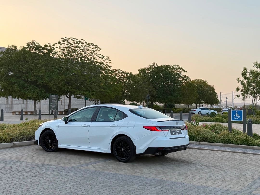 2025 Toyota Camry SE thumbnail 4