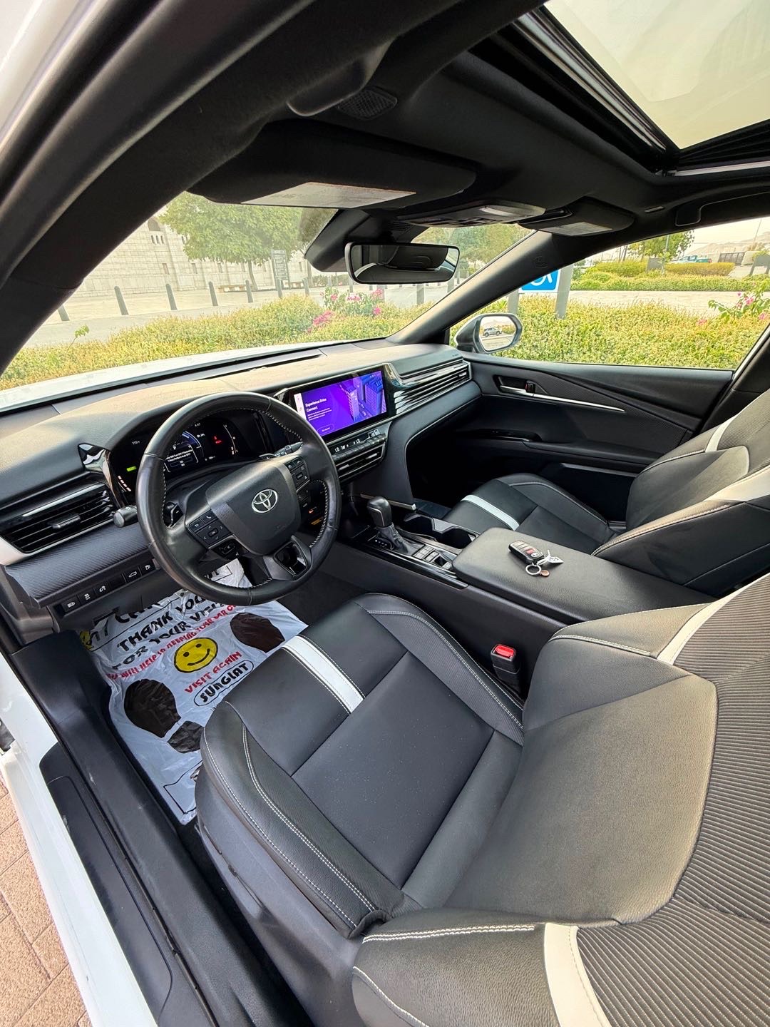 2025 Toyota Camry SE thumbnail 5