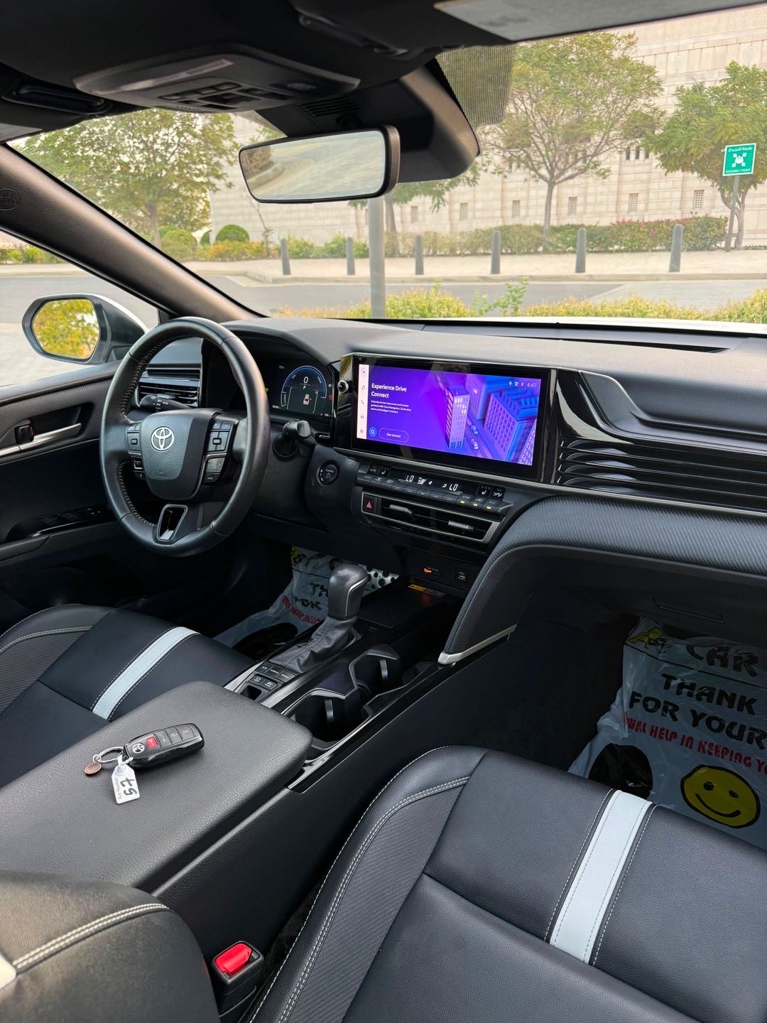 2025 Toyota Camry SE thumbnail 12