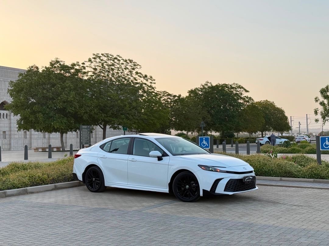 2025 Toyota Camry SE thumbnail 14