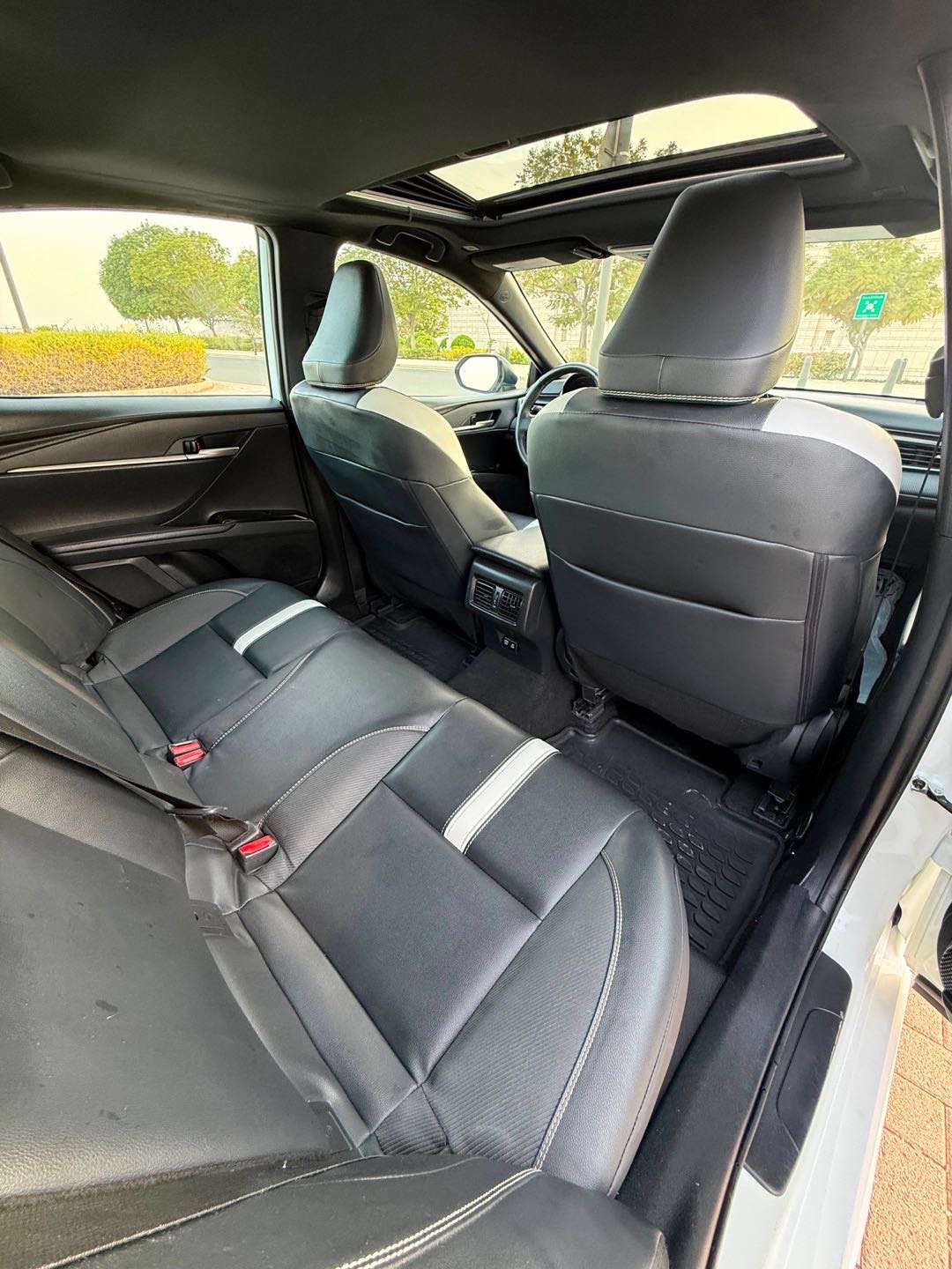 2025 Toyota Camry SE thumbnail 15
