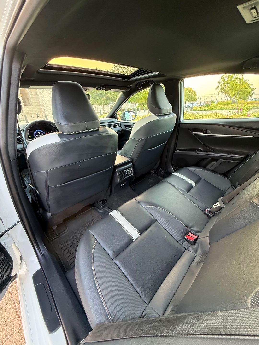 2025 Toyota Camry SE thumbnail 16