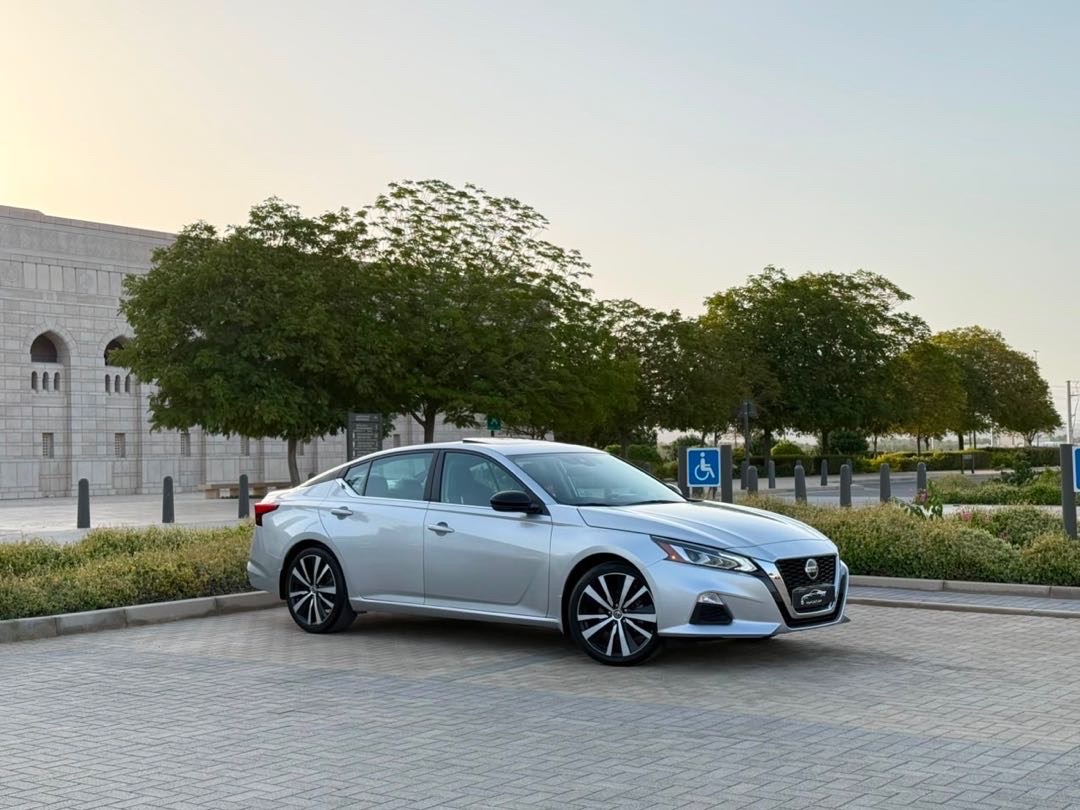 2020 Nissan Altima SR thumbnail 3