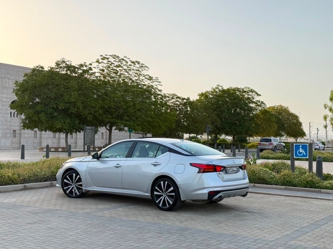 2020 Nissan Altima SR thumbnail 5