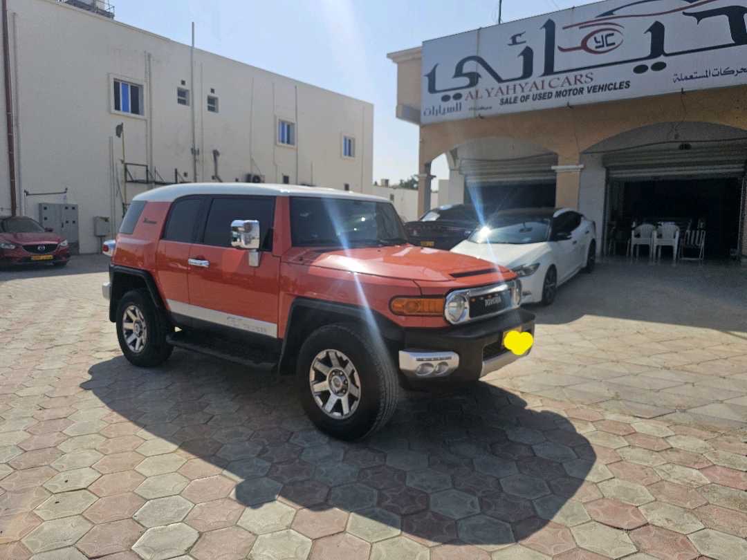 2013 Toyota FJ Cruiser Base thumbnail 2