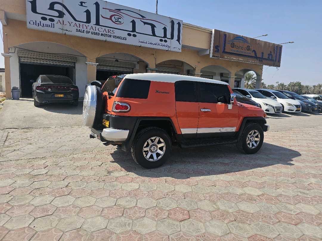 2013 Toyota FJ Cruiser Base thumbnail 3