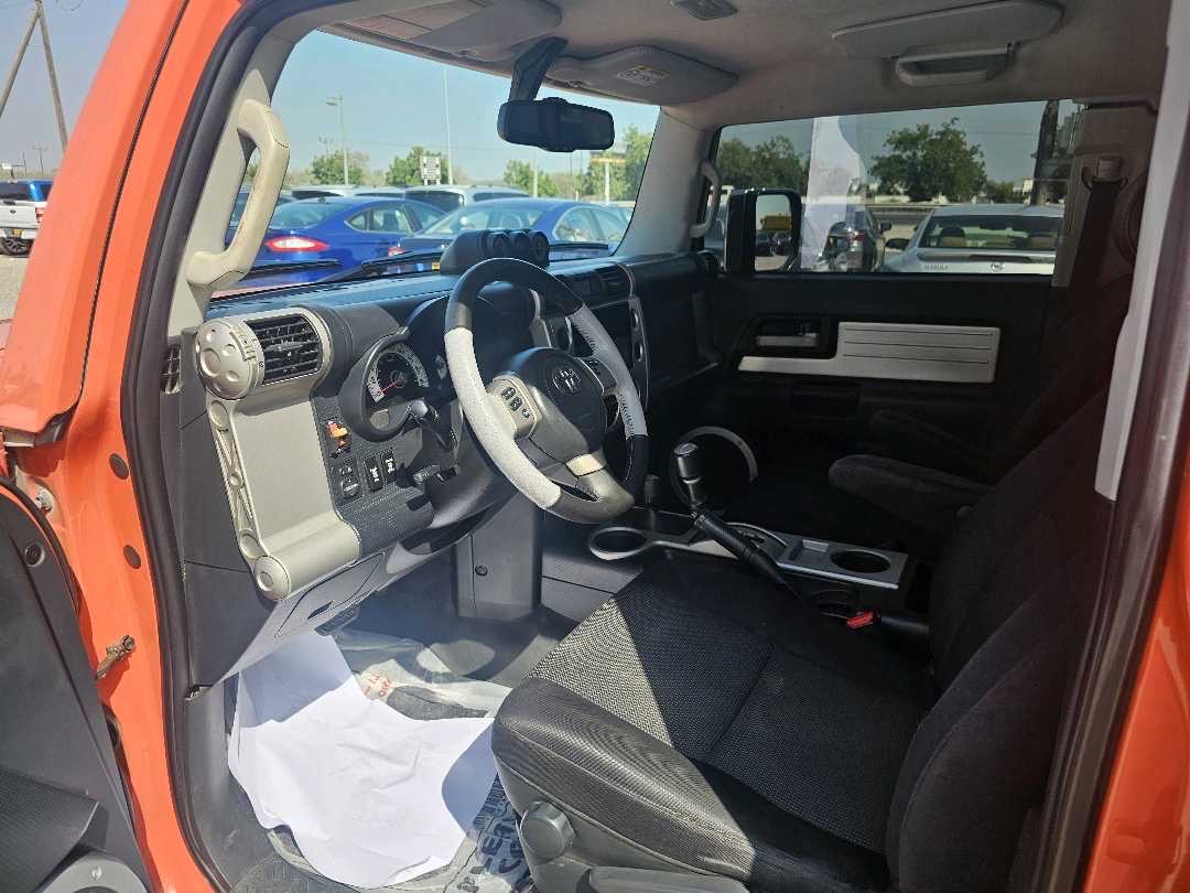 2013 Toyota FJ Cruiser Base thumbnail 6