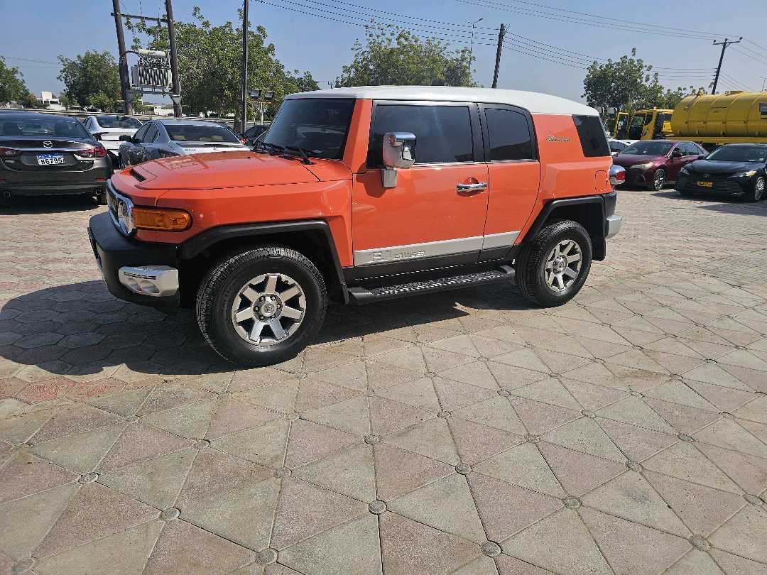 2013 Toyota FJ Cruiser Base thumbnail 7