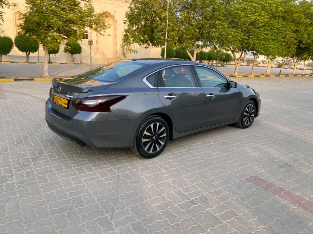 2018 Nissan Altima SV thumbnail 2