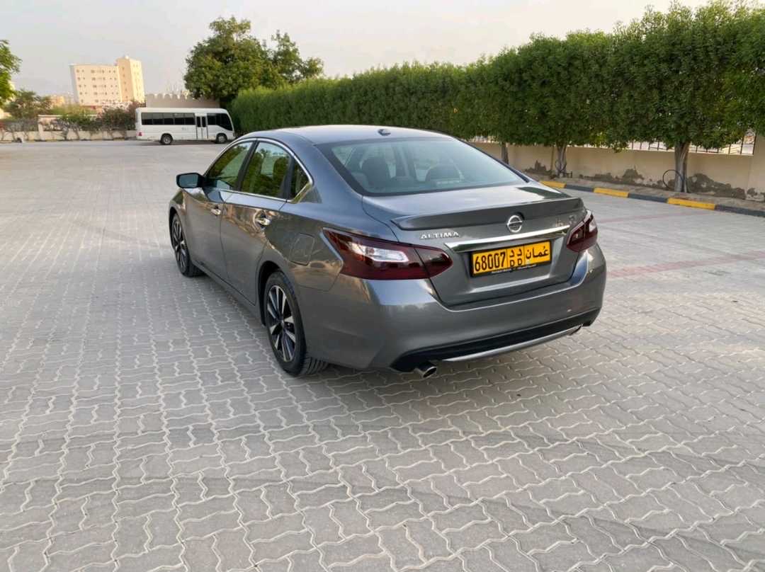 2018 Nissan Altima SV thumbnail 3