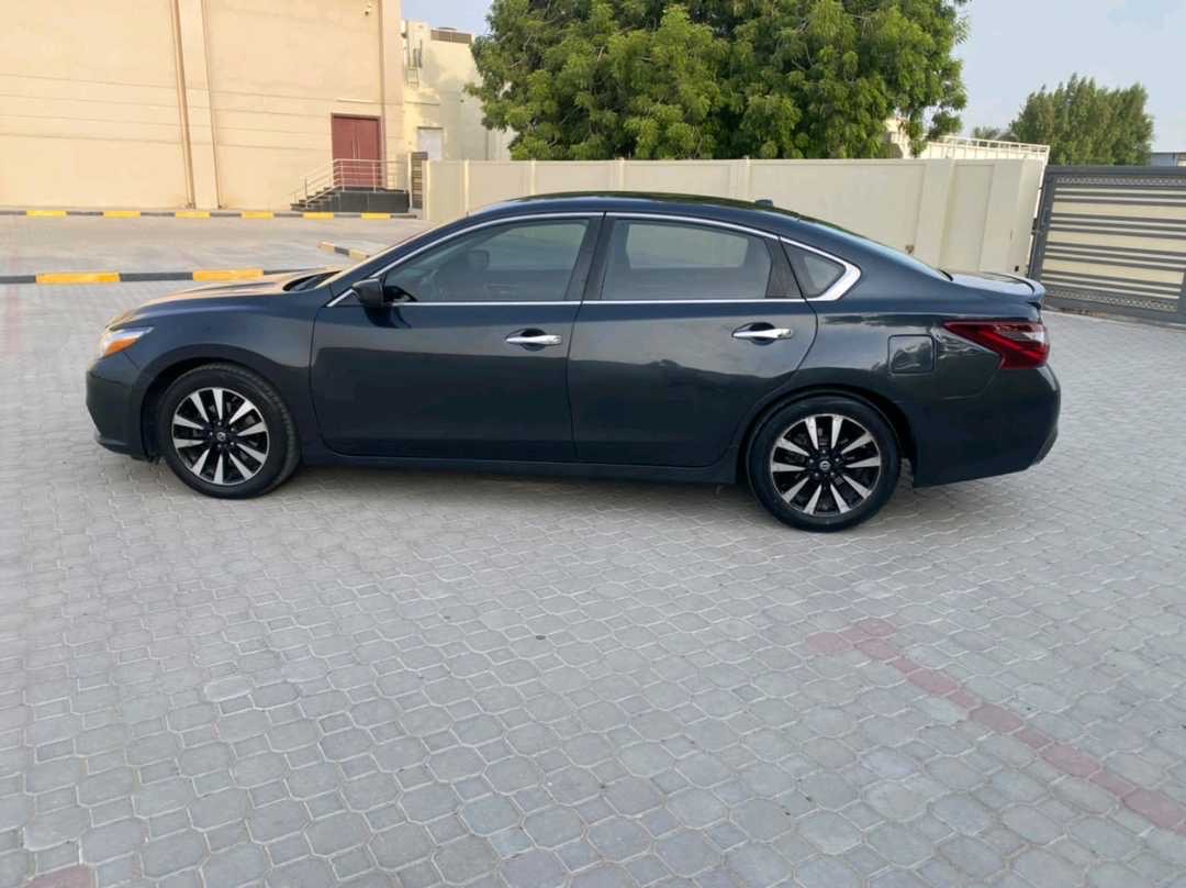 2018 Nissan Altima SV thumbnail 2