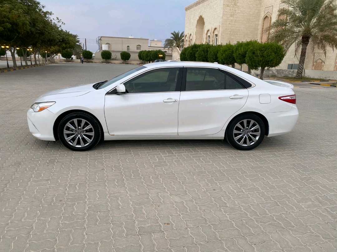 2017 Toyota Camry XSE thumbnail 2