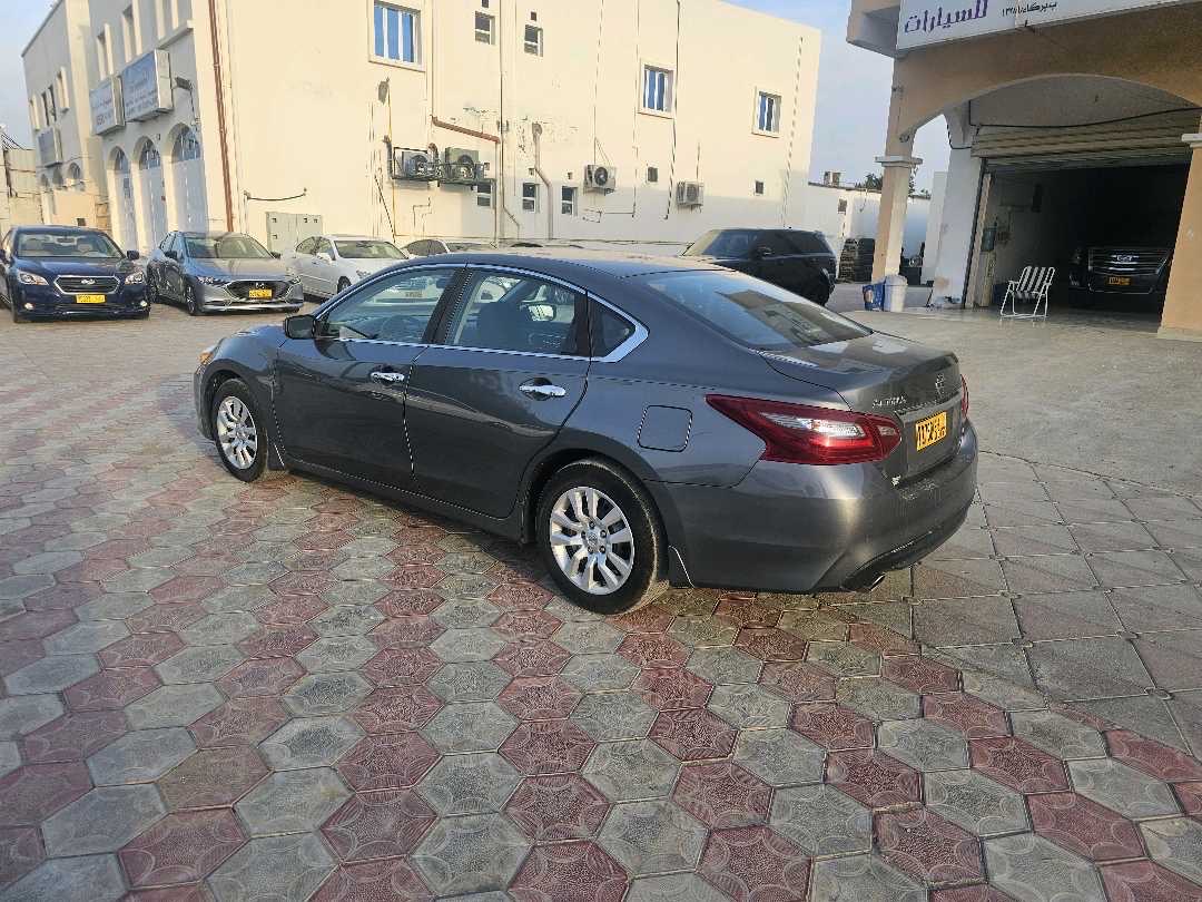 2018 Nissan Altima S thumbnail 2