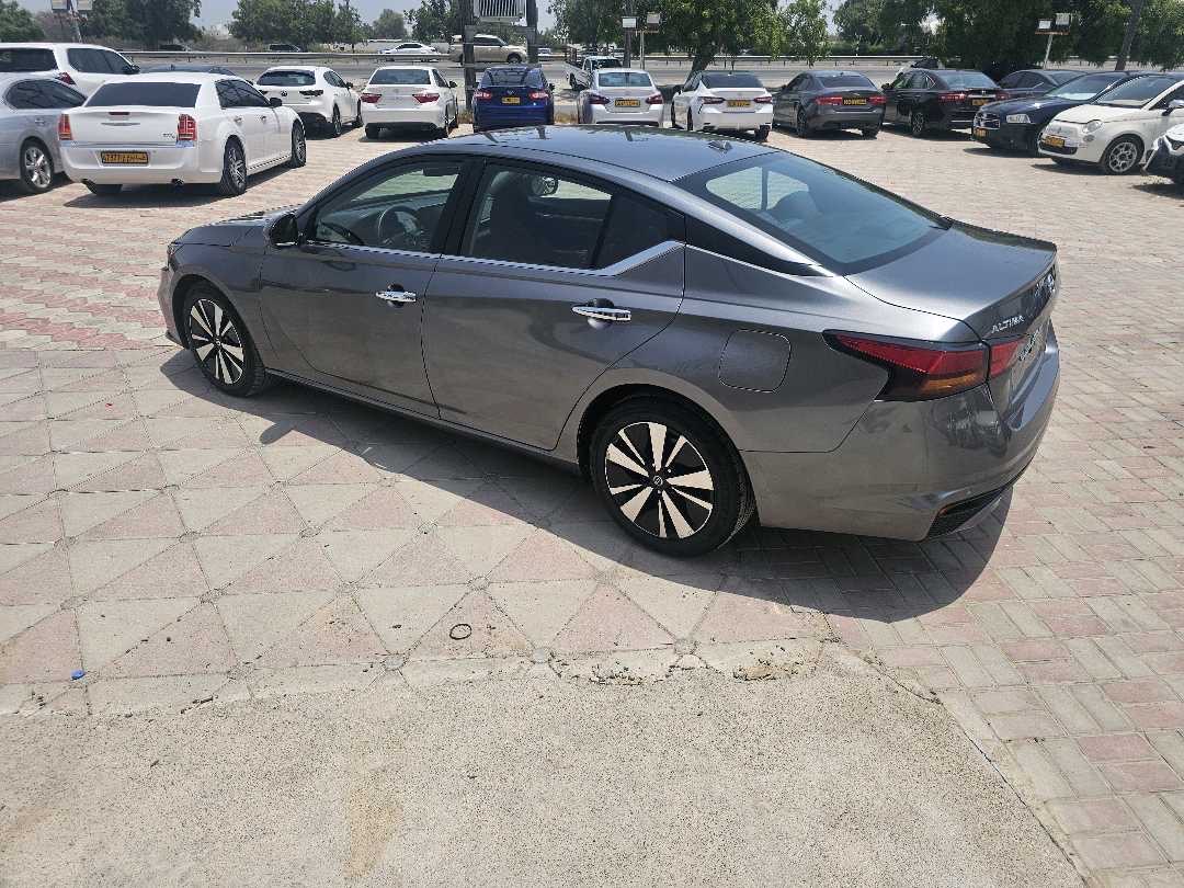 2021 Nissan Altima SV thumbnail 3