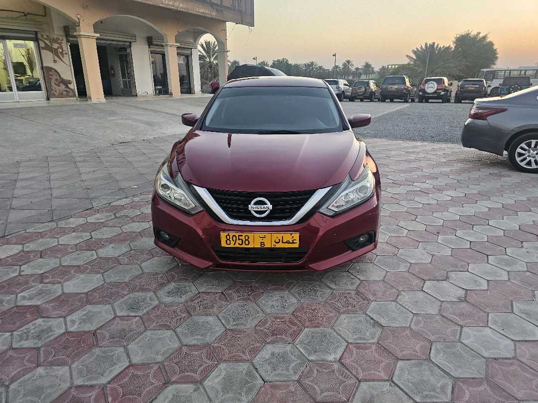 2017 Nissan Altima SV thumbnail 2