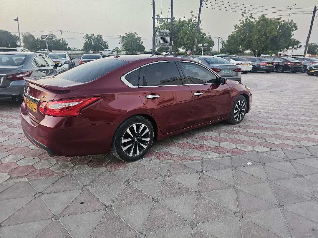 2017 Nissan Altima SV thumbnail 3