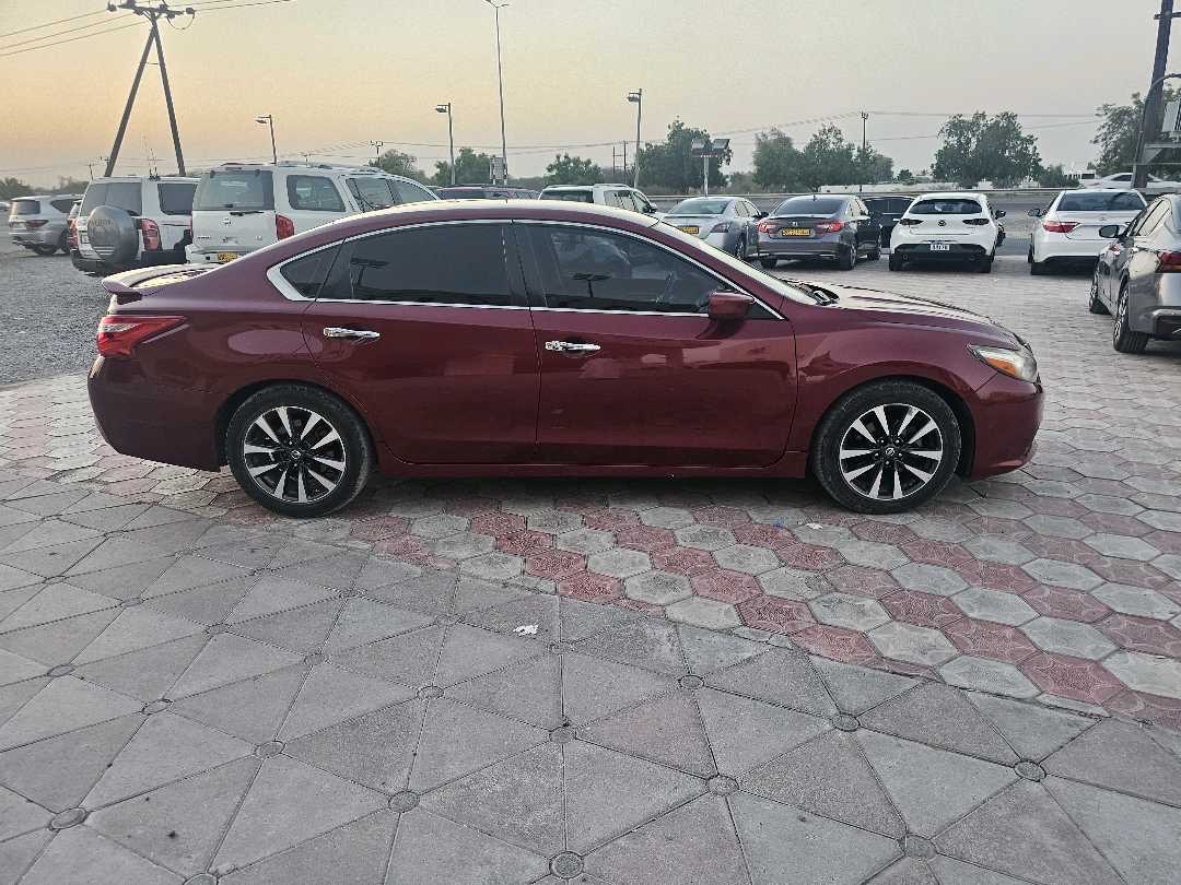 2017 Nissan Altima SV thumbnail 4