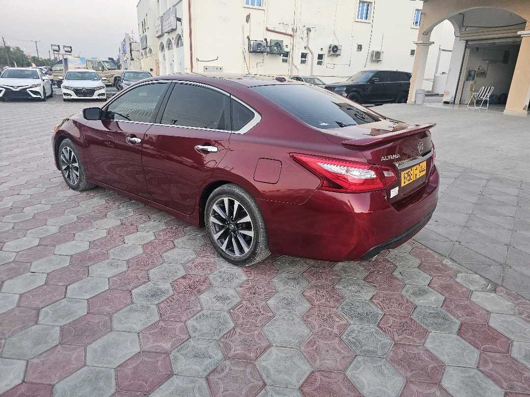 2017 Nissan Altima SV thumbnail 5