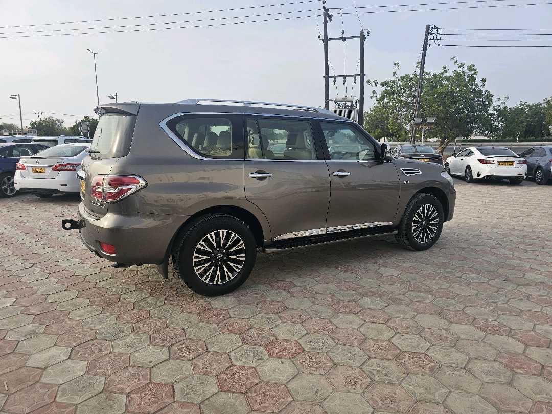 2014 Nissan Patrol Platinum thumbnail 4