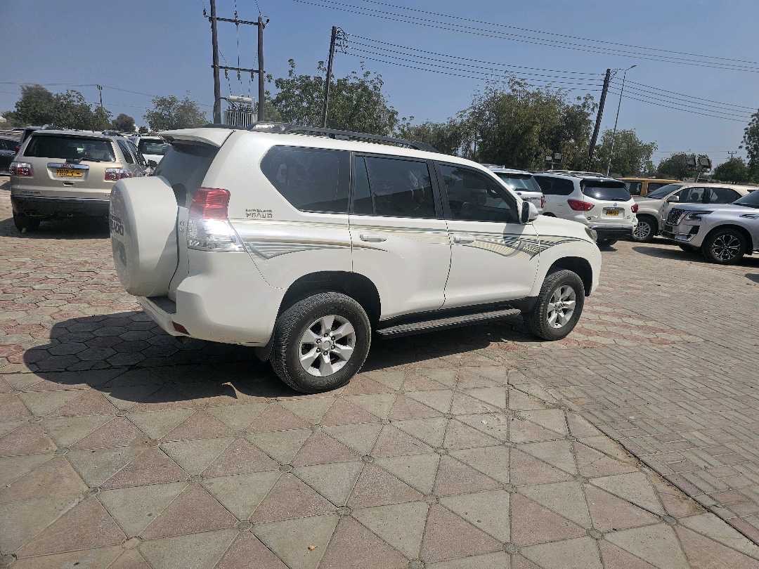2011 Toyota Prado VXR thumbnail 6
