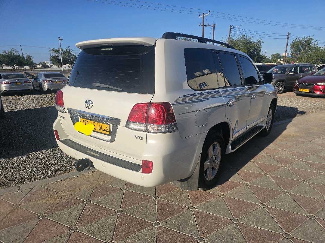 2010 Toyota Land Cruiser VXR thumbnail 2