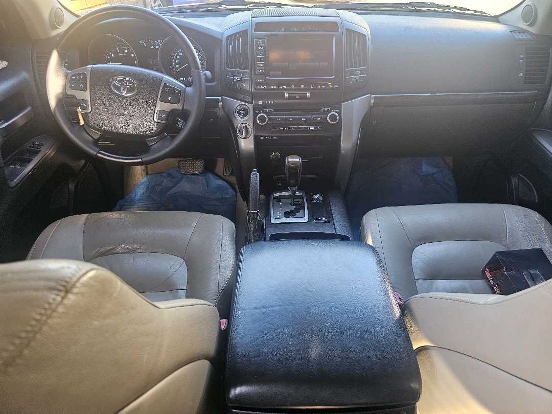 2010 Toyota Land Cruiser VXR thumbnail 6