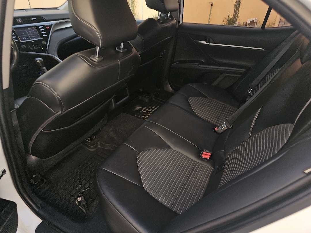 2020 Toyota Camry SE thumbnail 3