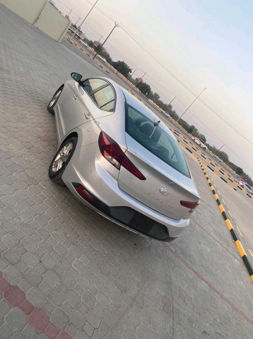 2019 Hyundai Elantra Limited thumbnail 3