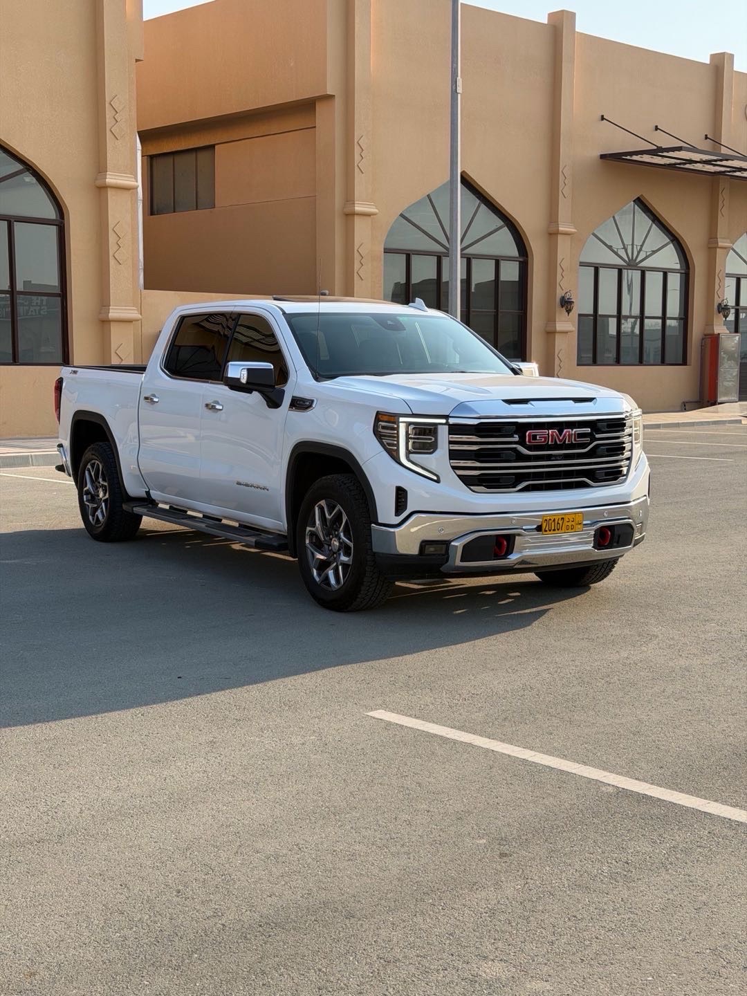 2025 GMC Sierra SLT thumbnail 3