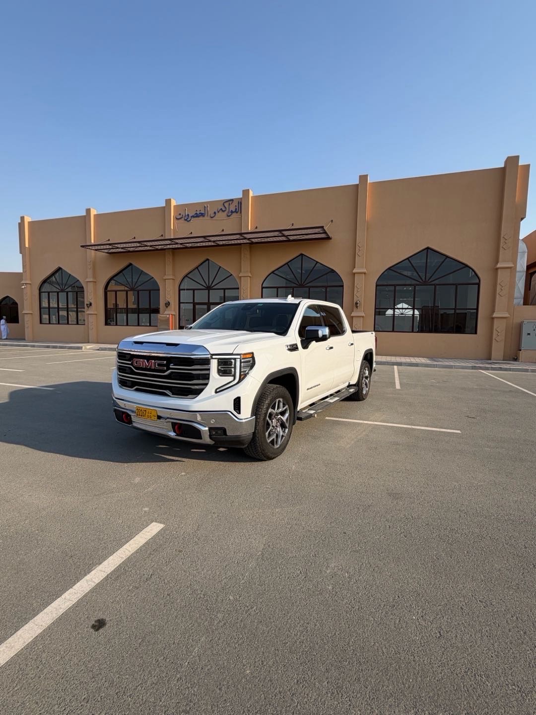 2025 GMC Sierra SLT thumbnail 4
