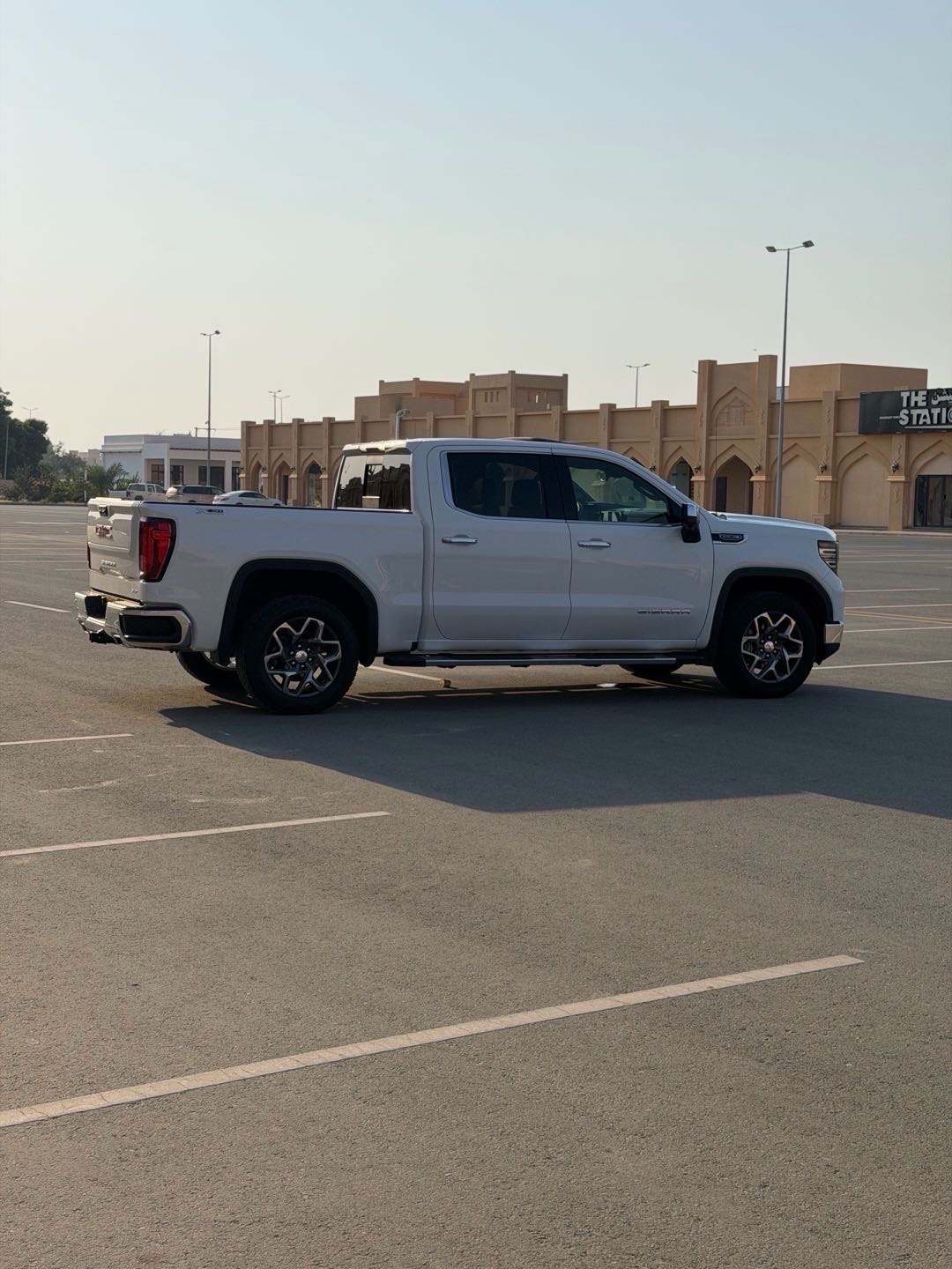 2025 GMC Sierra SLT thumbnail 5