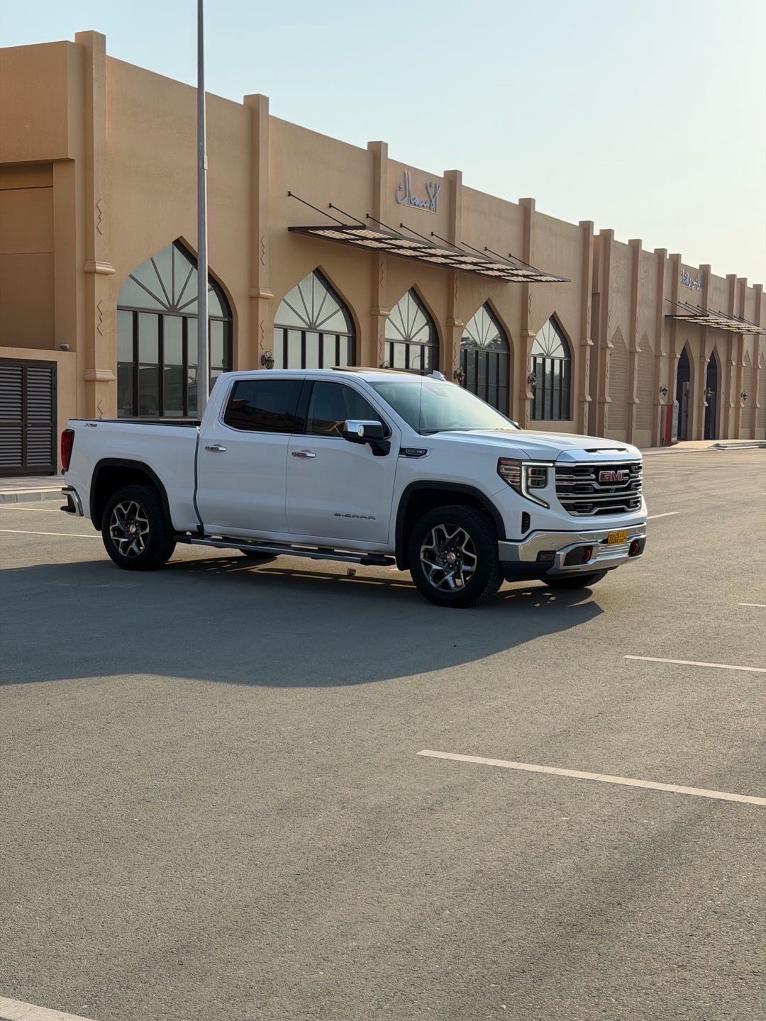 2025 GMC Sierra SLT thumbnail 6