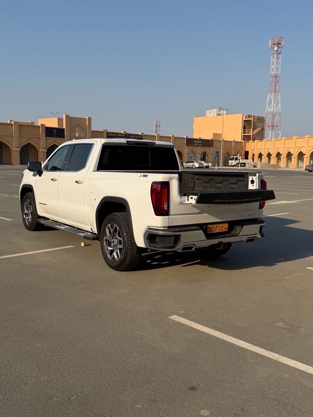 2025 GMC Sierra SLT thumbnail 10