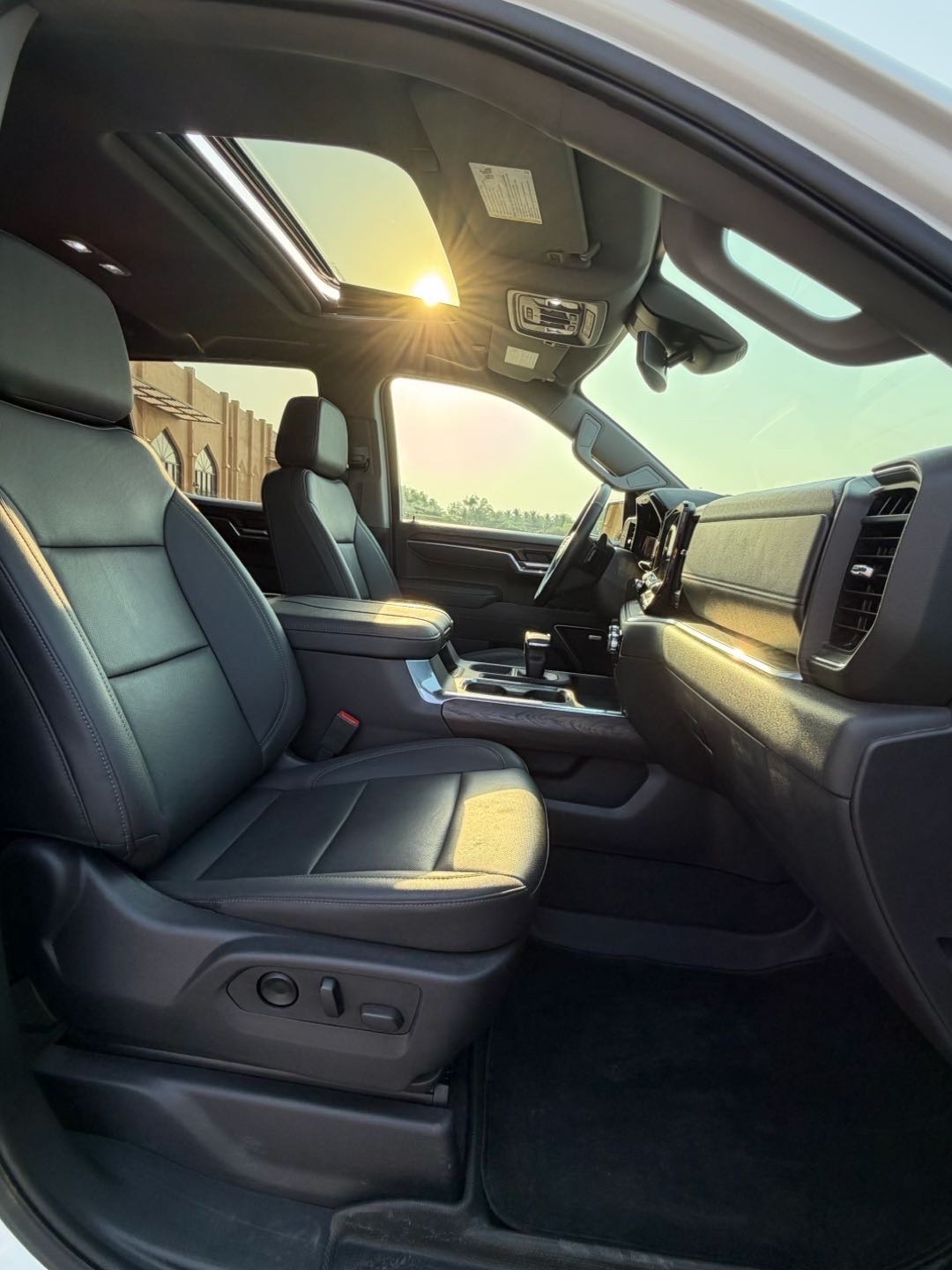2025 GMC Sierra SLT thumbnail 11
