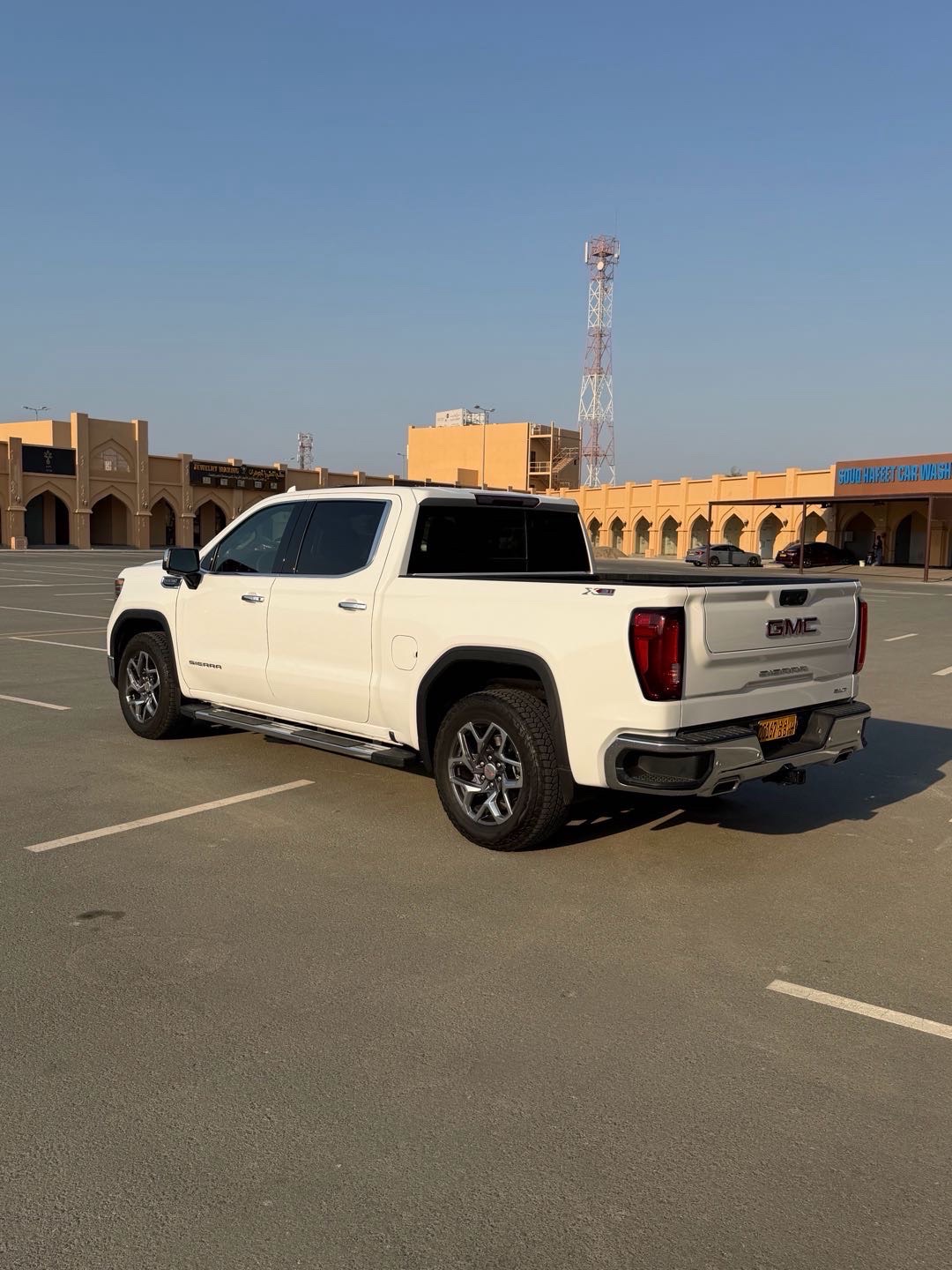 2025 GMC Sierra SLT thumbnail 15
