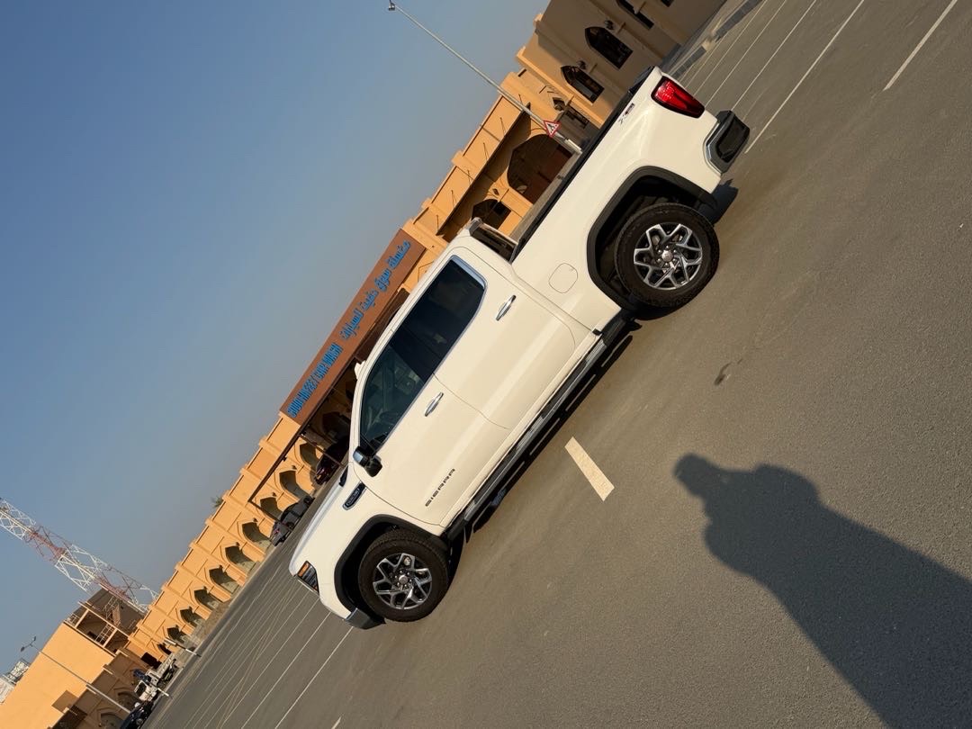 2025 GMC Sierra SLT thumbnail 16