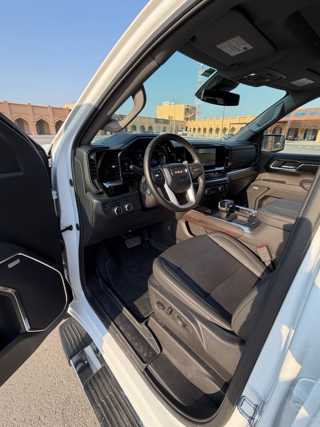 2025 GMC Sierra SLT thumbnail 17