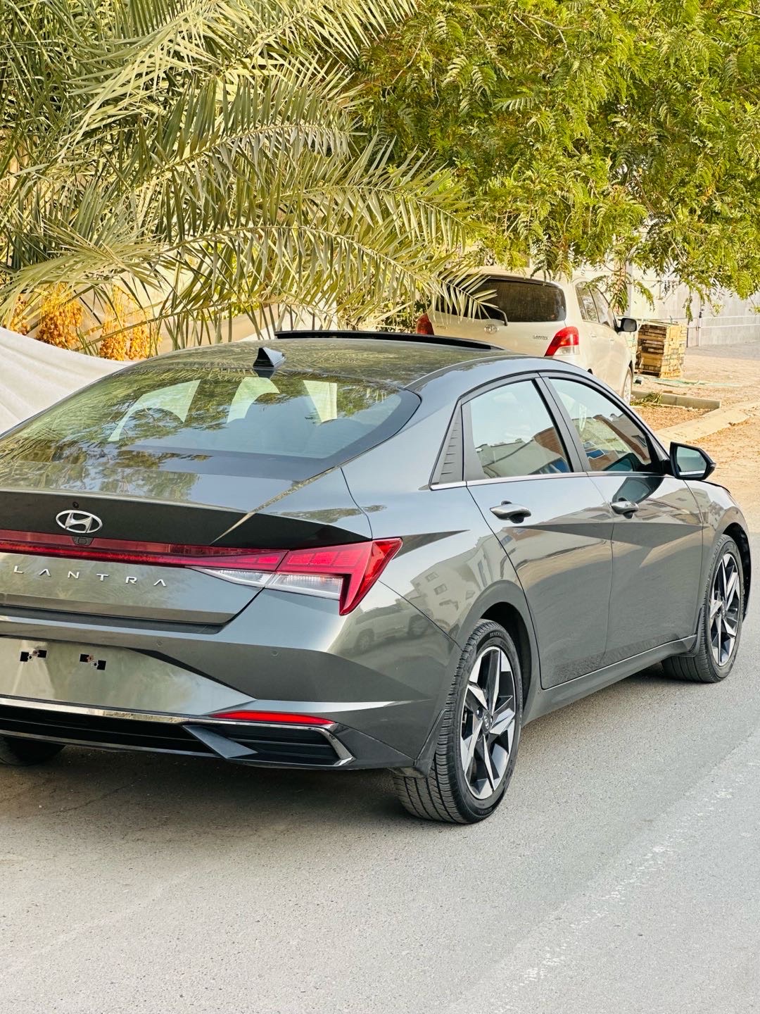 2021 Hyundai Elantra Limited thumbnail 3