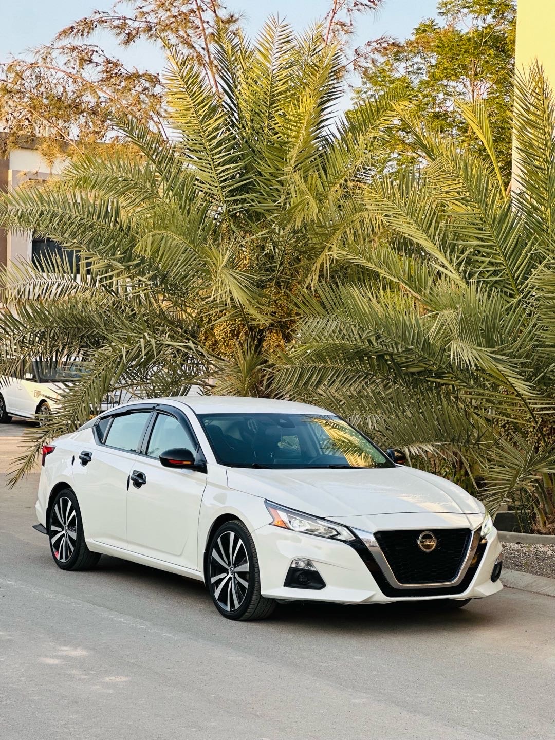 2020 Nissan Altima SR thumbnail 2