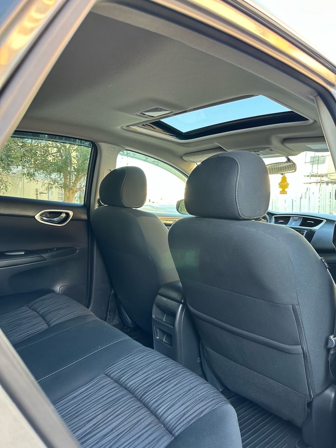 2019 Nissan Sentra SL thumbnail 9