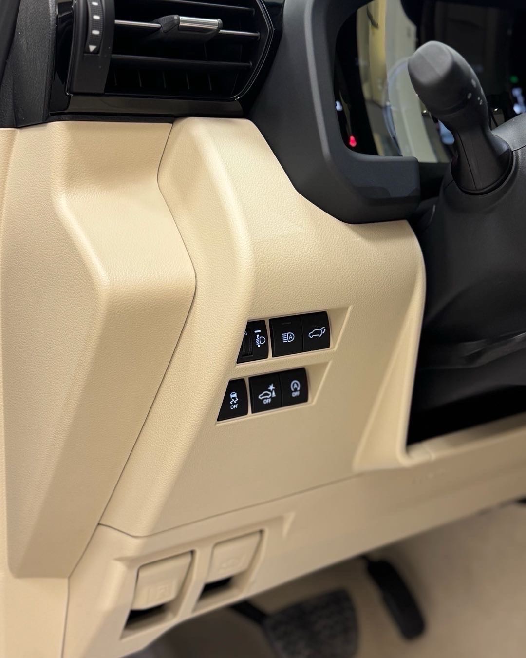2026 Toyota Land Cruiser GXR thumbnail 8
