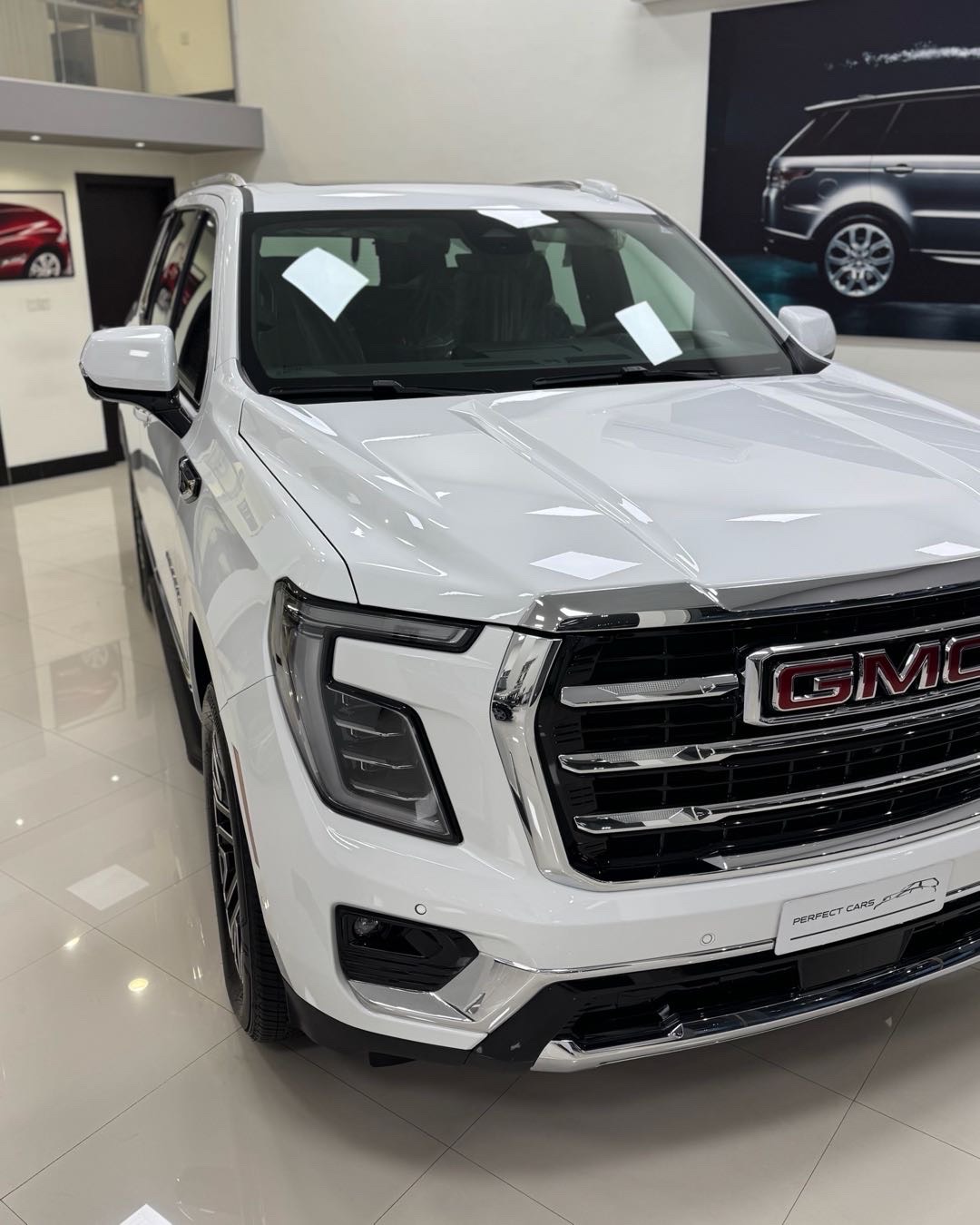 2025 GMC Yukon SLT thumbnail 2