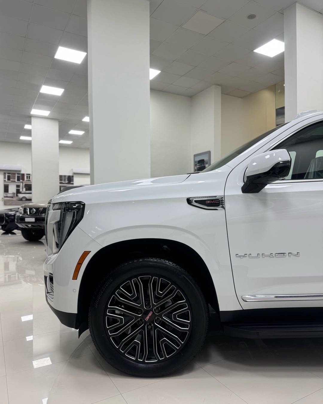 2025 GMC Yukon SLT thumbnail 3