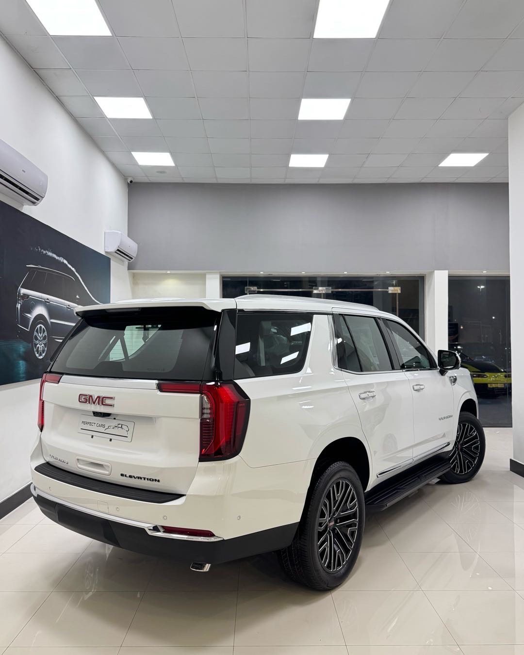 2025 GMC Yukon SLT thumbnail 4