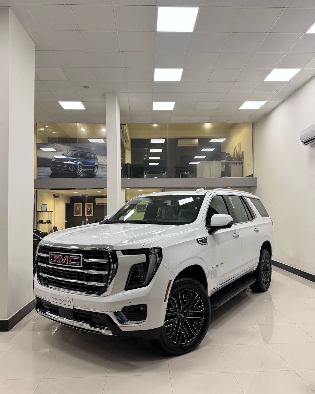 2025 GMC Yukon SLT thumbnail 5