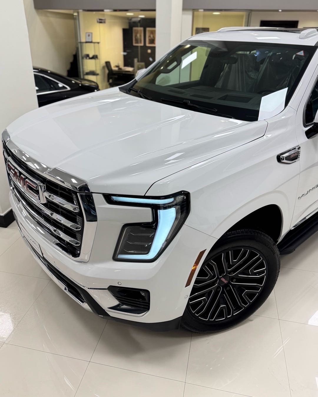 2025 GMC Yukon SLT thumbnail 6