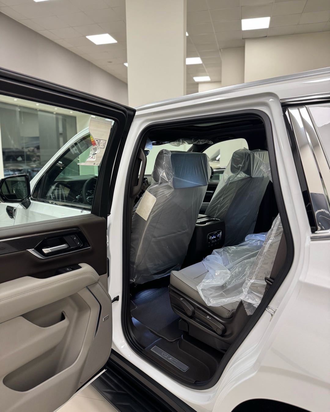 2025 GMC Yukon SLT thumbnail 7