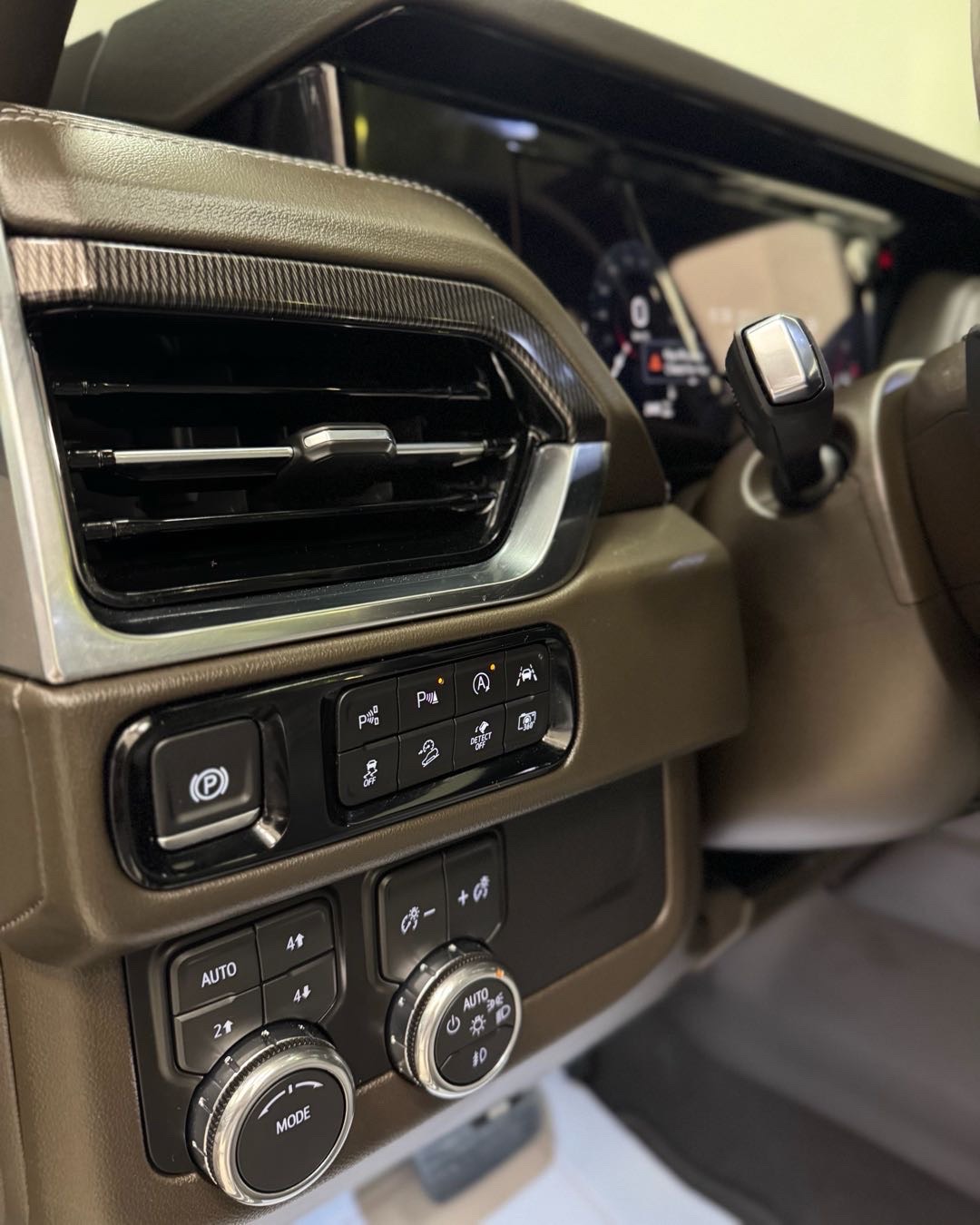 2025 GMC Yukon SLT thumbnail 10