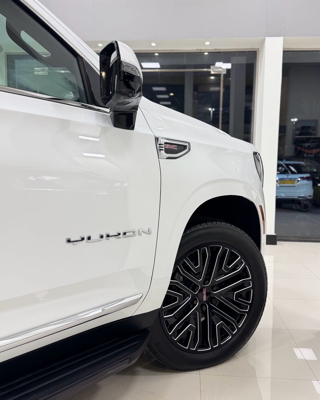2025 GMC Yukon SLT thumbnail 13
